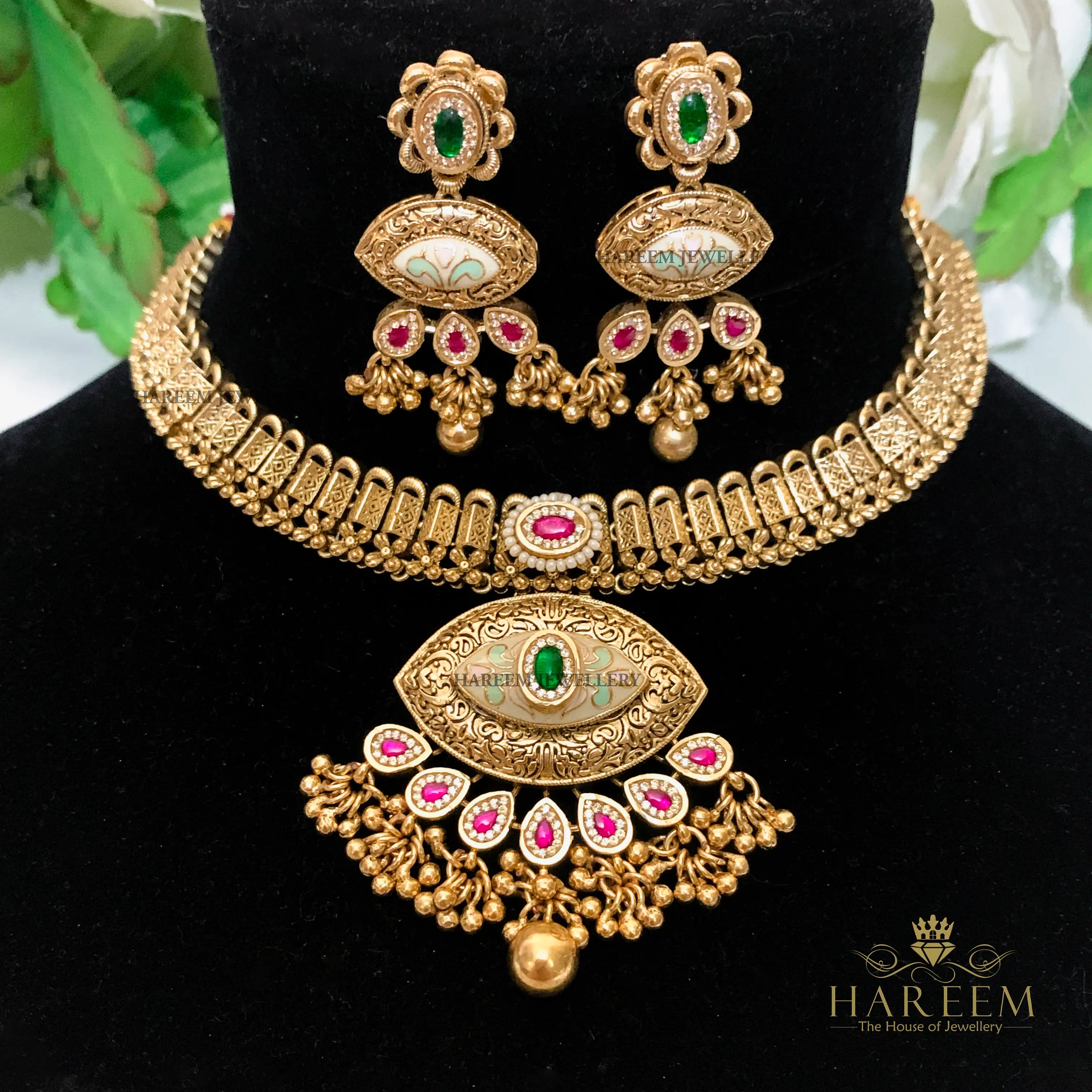 Miraas Gold platted traditional set